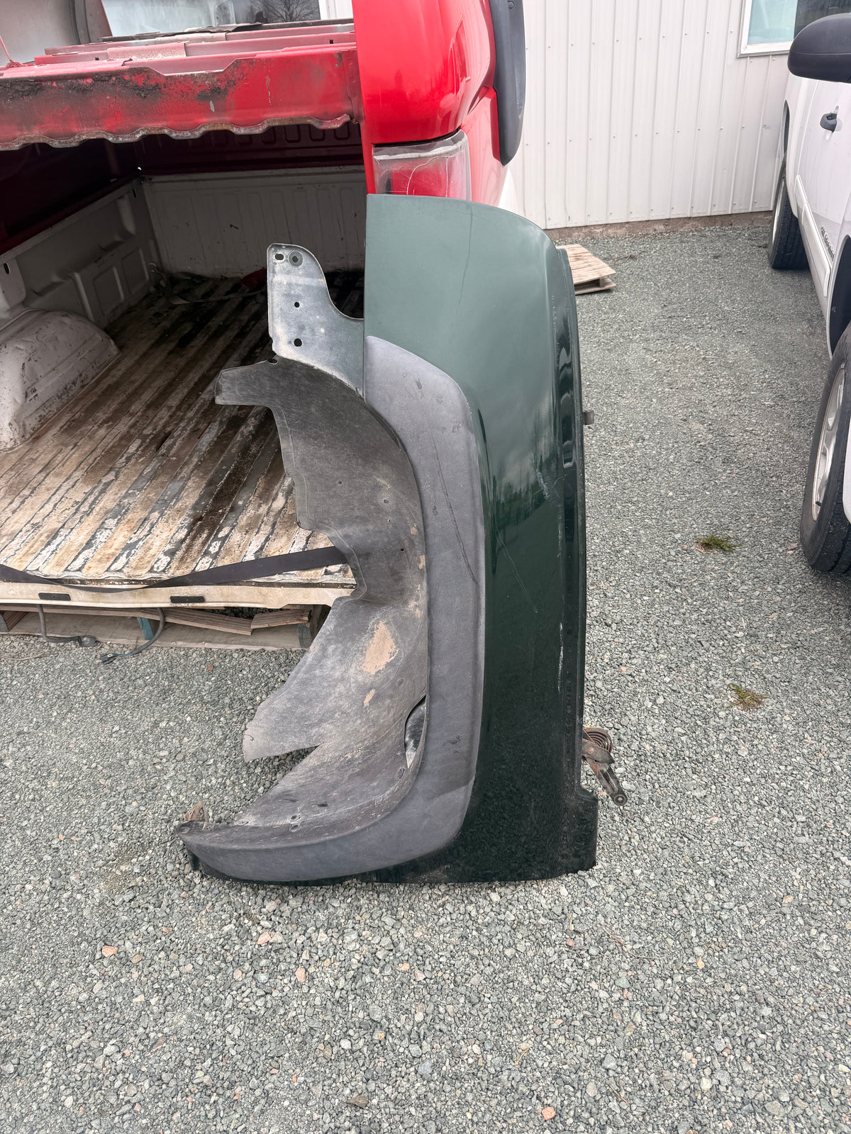 2003-2007 Chevrolet Silverado 1500 2500HD 3500HD Cateye OEM Driver Side Fender