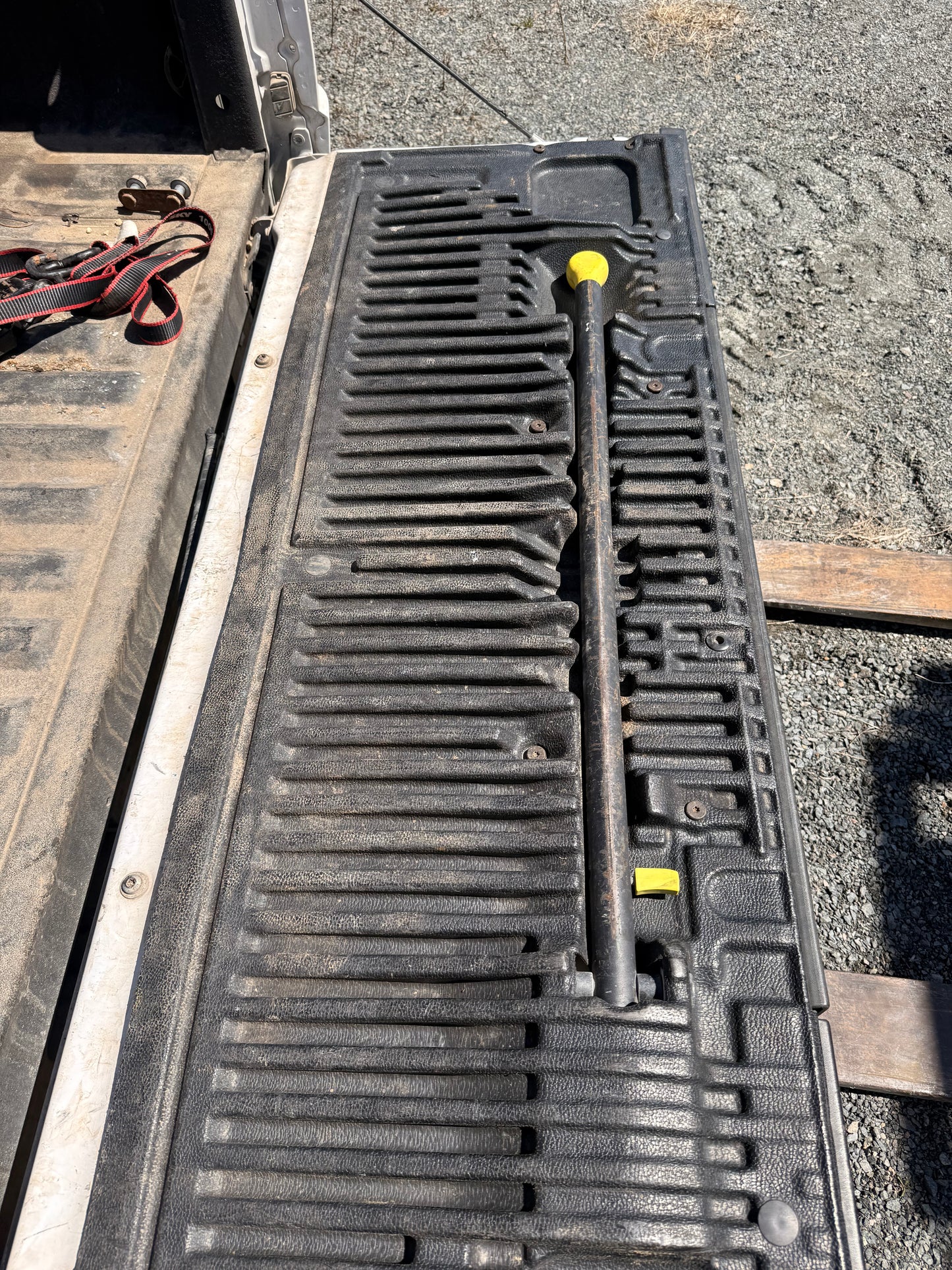 2011–2016 Ford F-250 F-350 Tailgate with Step and Camera