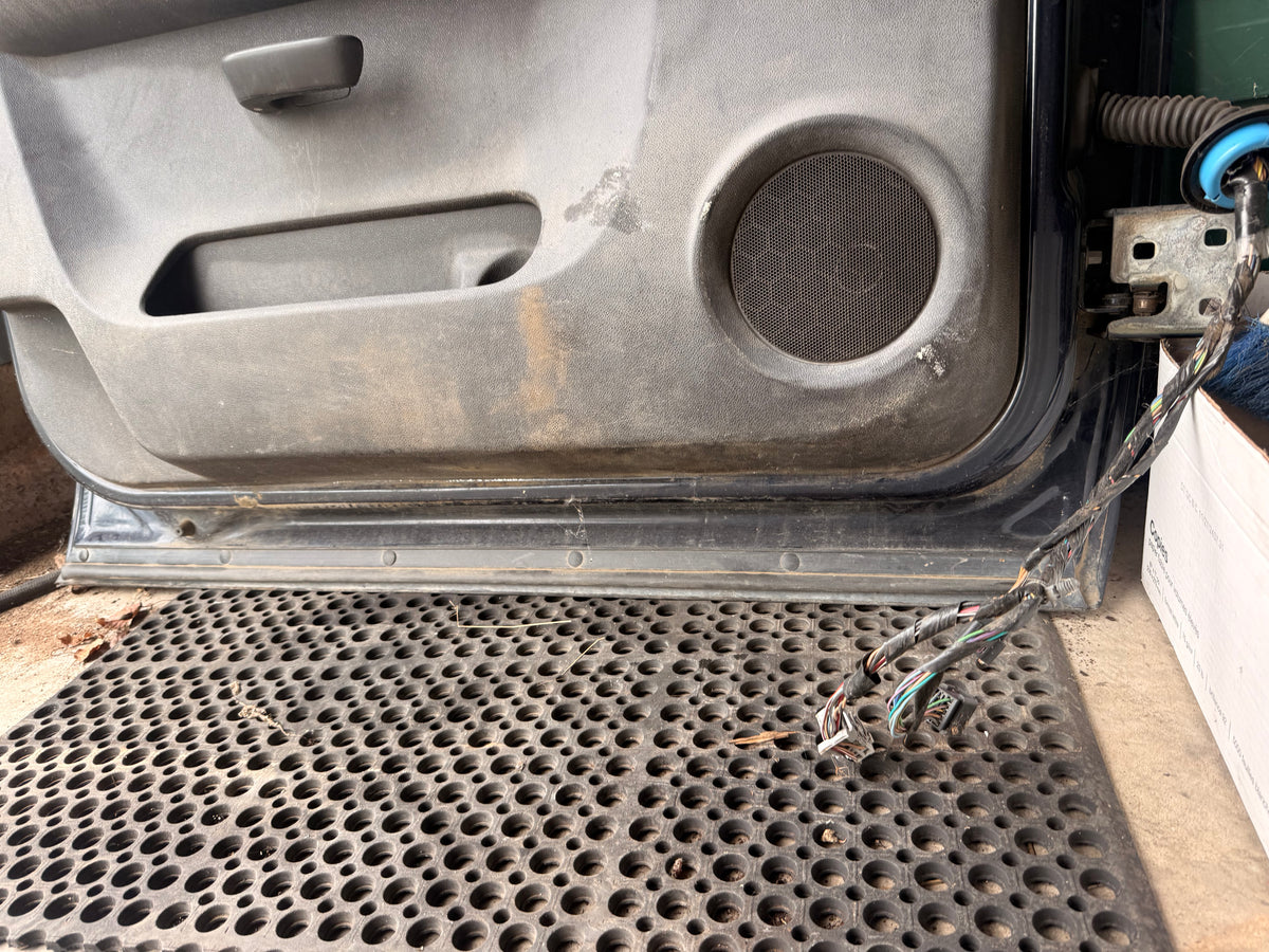 2007-2014 Chevrolet Silverado 1500 2500HD 3500HD OEM Driver Side Door
